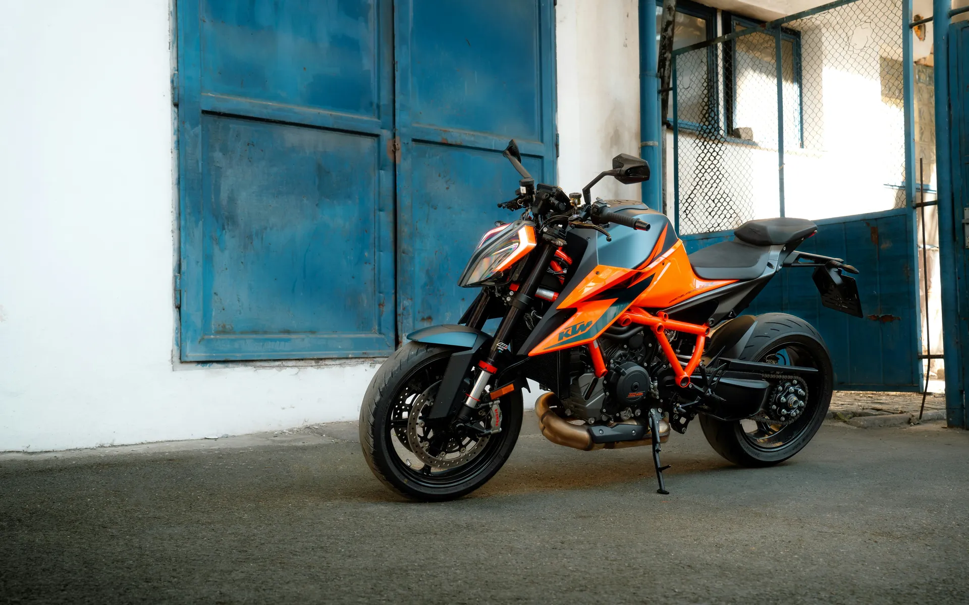 Model van een automerk in de hero van de website